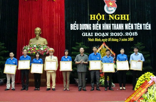 Đồng chí Nguyễn Tiến Thành, Phó Bí thư Thường trực Tỉnh ủy, Chủ tịch HĐND tỉnh biểu dương và khen thưởng các tập thể có thành tích xuất sắc.